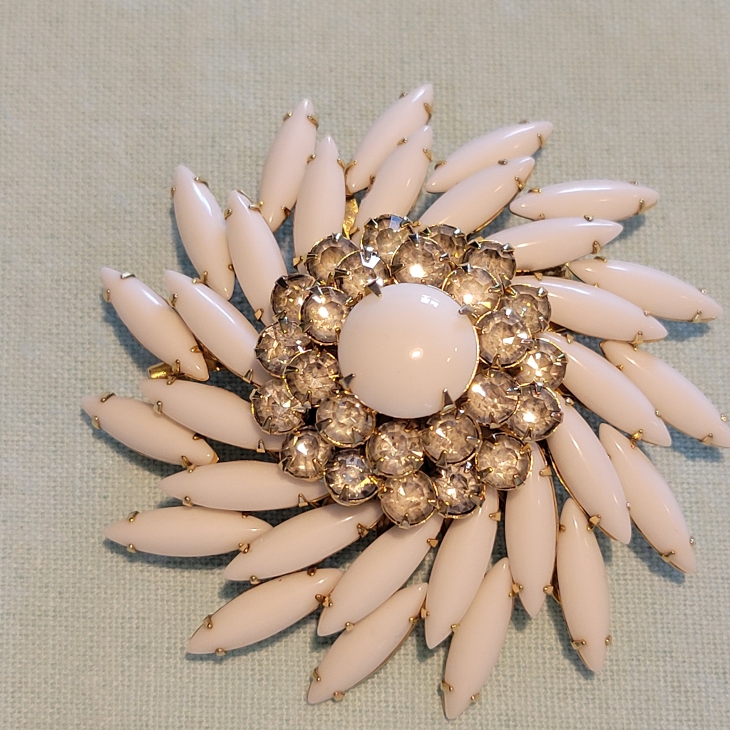 Vintage Judy Lee Signed, Floral Brooch/Pendent In Exelent Condition.